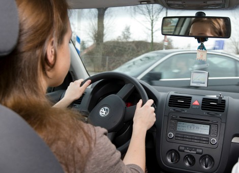 auto-rijden-vrouw